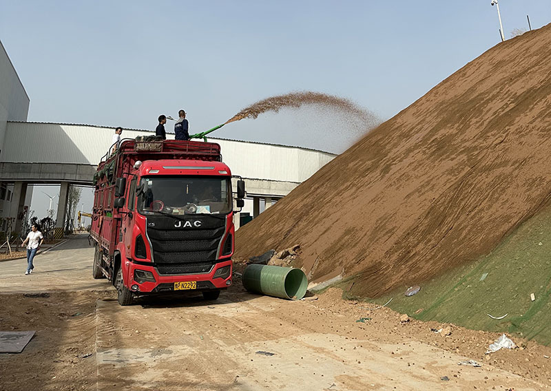 What are the precautions to be taken when using slope greening equipment for construction